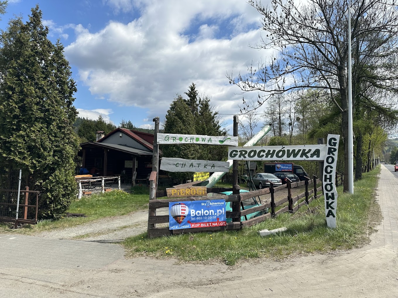 Grochowa Chatka — drewniana chata w Brennej o zmierzchu